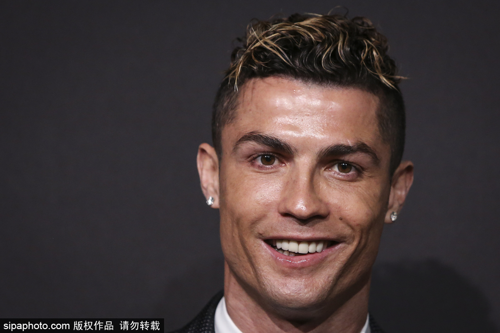 赫内斯：明年目标是德甲冠军；已准备庆祝活动？我们不想傲慢（赫内斯：明年冲击德甲冠军；谈庆祝安排：我们不想显得傲慢）