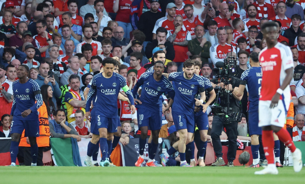 英超-B费双响姆贝莫破门芒特建功 曼联4-1狼队升至第六（英超：B费梅开二度，姆贝莫破门、芒特建功，曼联4-1狼队升至第六）