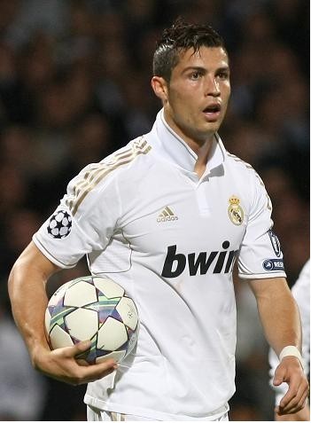 世体：近三千英格兰球迷做客，皇马vs曼城安排1700名安保