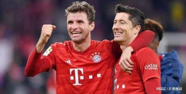 阿利亚迭雷父子分别身穿皇马与阿森纳球衣，晒出对弈图片