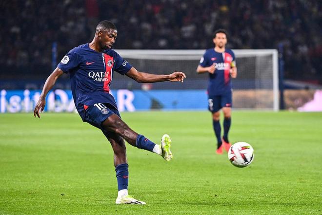 广州小学生观战轮椅篮球赛为运动员加油