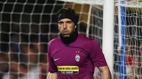 西媒：法兰克福球迷损坏诺坎普设施，巴萨向其索赔6100欧（西媒称：诺坎普设施遭损坏，巴萨向法兰克福球迷索赔6100欧元）