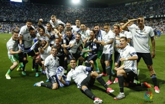 镜报：安菲尔德球迷因现场警报响起被暂时疏散，现已重新进场