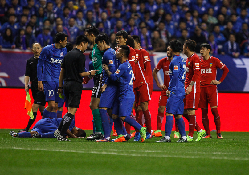 梅州客家因财务危机降级，未能延续奇迹，暴露中国足球现实困境。