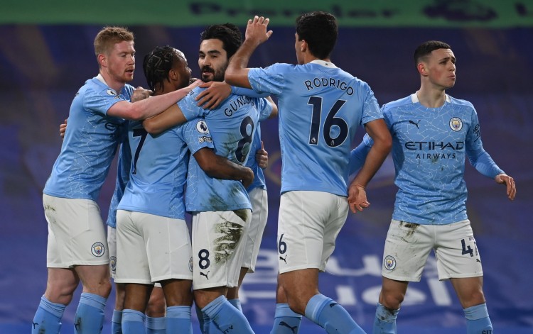 身边人都在享受美食美酒，英格兰职业球员如何过圣诞节？（他人尽享美食美酒，英格兰职业球员的圣诞如何度过？）