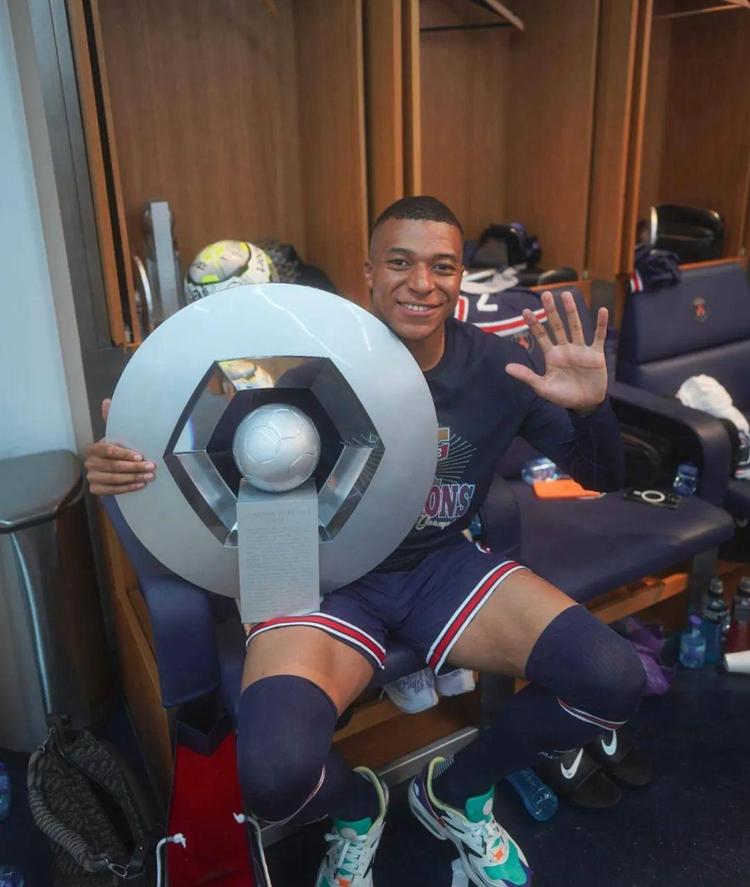 米利唐腿筋重伤或休战三个月，皇马后防再添危机