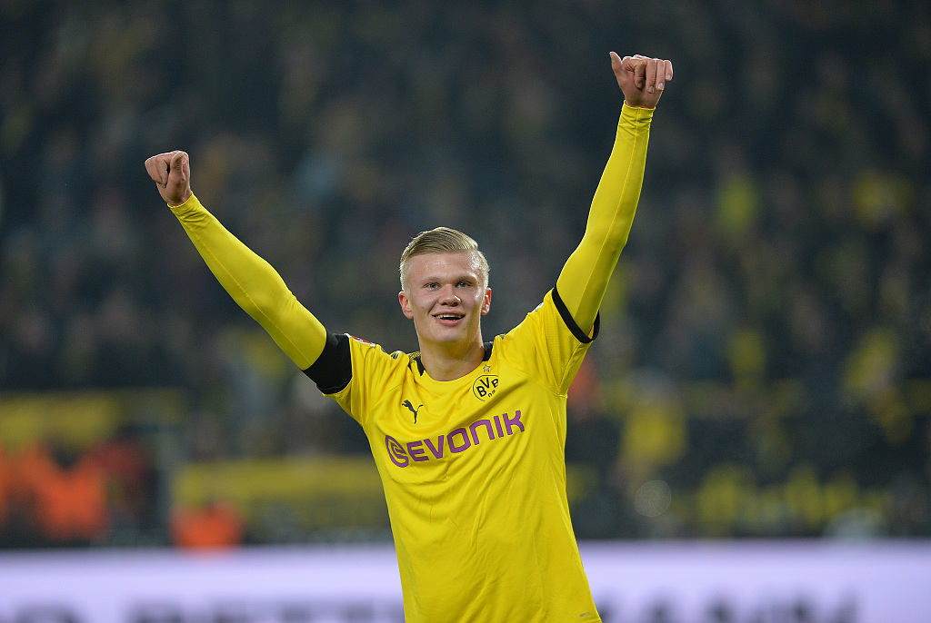 足球欧冠裁判组遭强烈质疑，争议球镜头热议不断